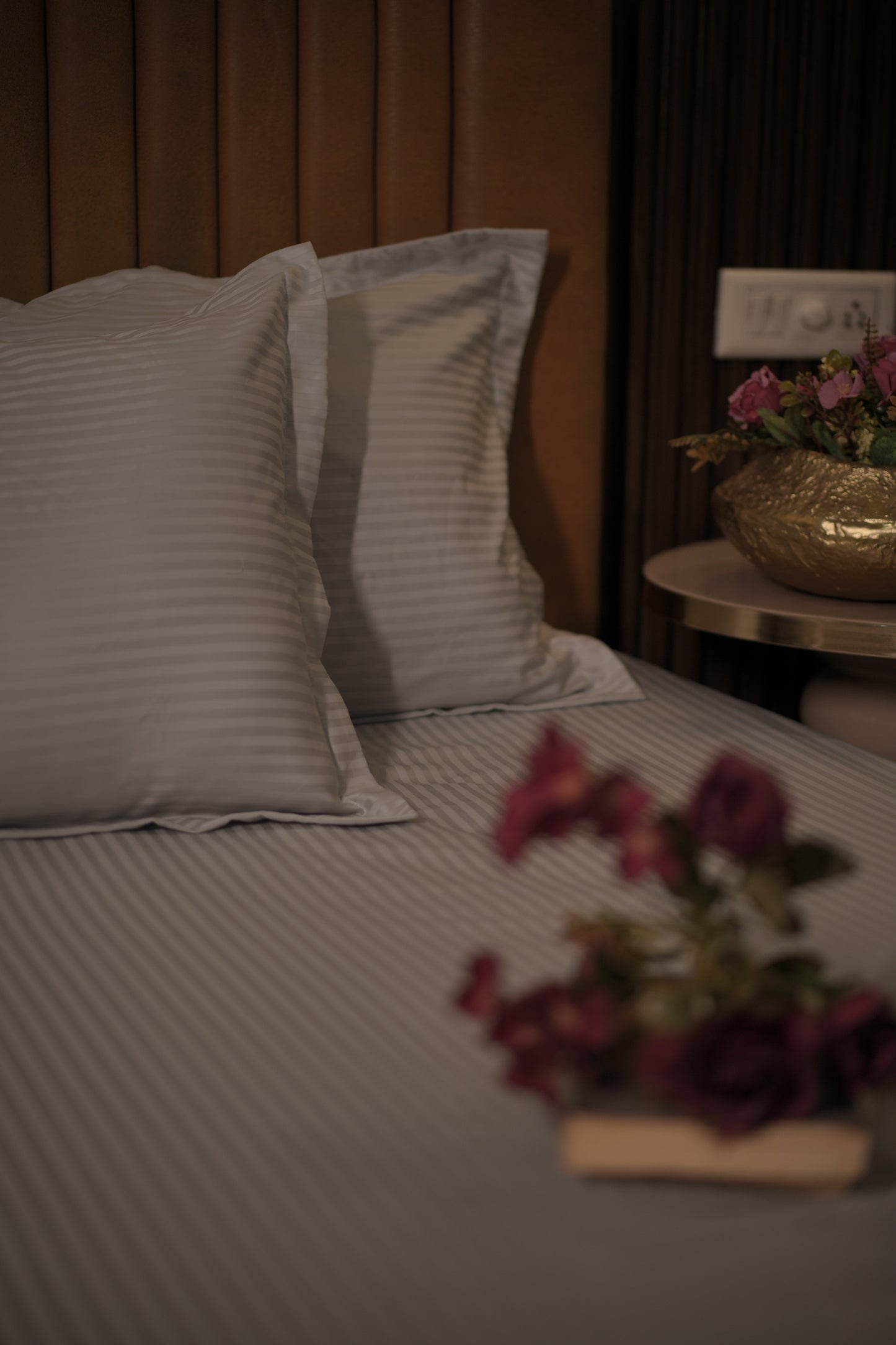 Blossoms 600 thread count premium satin stripes king size bedsheet with 2 pillows .