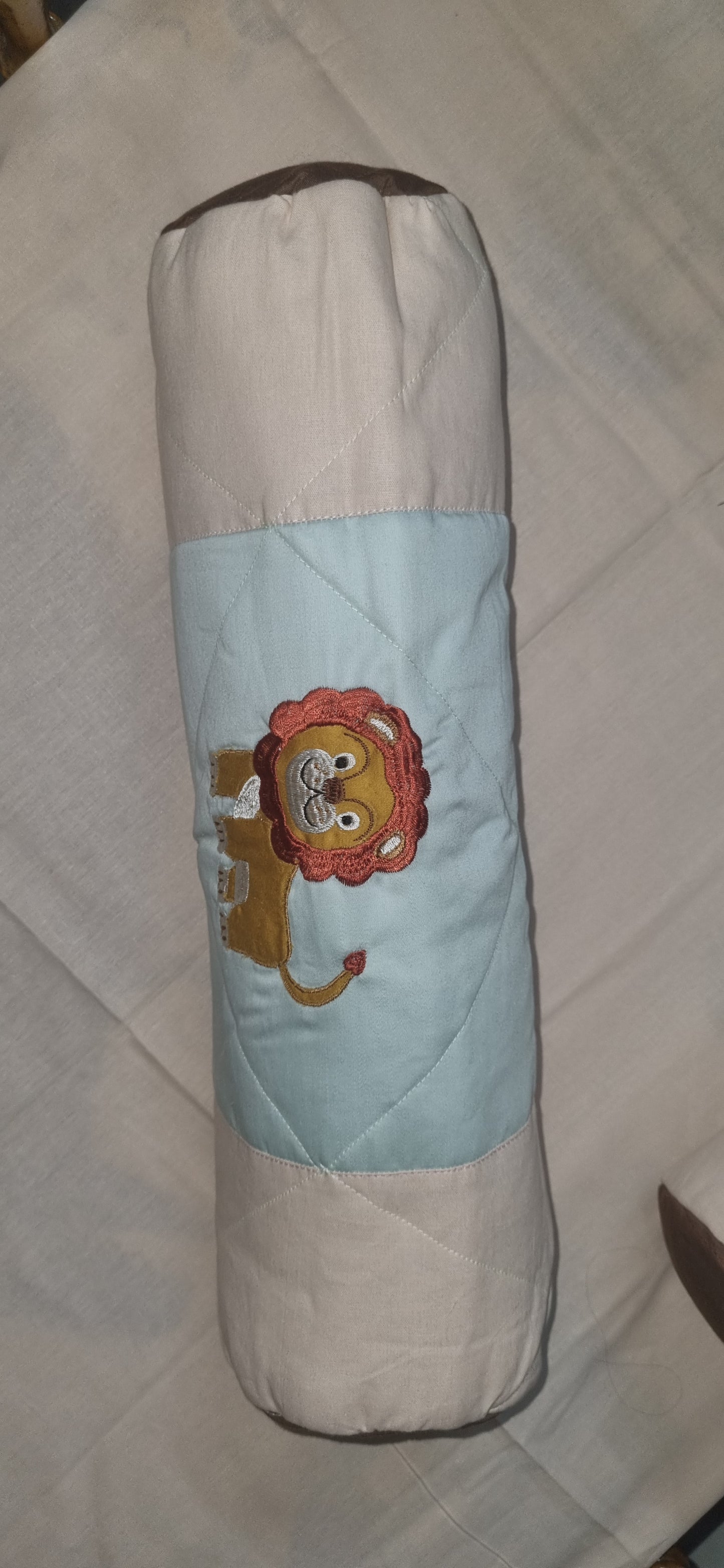 Blossoms kids bedding set  with 1 bedsheet (35"x50"),1 pillow with filler(12"x15") ,  2 bolsters with filler (15"x15") 1 quilt brown colour( 35"x40")Ideal for upto 3 years)