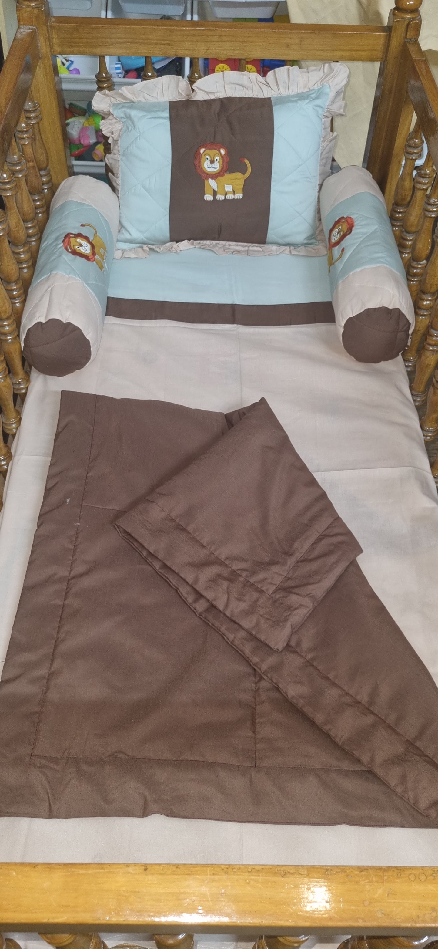 Blossoms kids bedding set  with 1 bedsheet (35"x50"),1 pillow with filler(12"x15") ,  2 bolsters with filler (15"x15") 1 quilt brown colour( 35"x40")Ideal for upto 3 years)