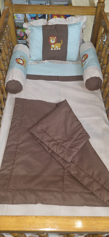Blossoms kids bedding set  with 1 bedsheet (35"x50"),1 pillow with filler(12"x15") ,  2 bolsters with filler (15"x15") 1 quilt brown colour( 35"x40")Ideal for upto 3 years)